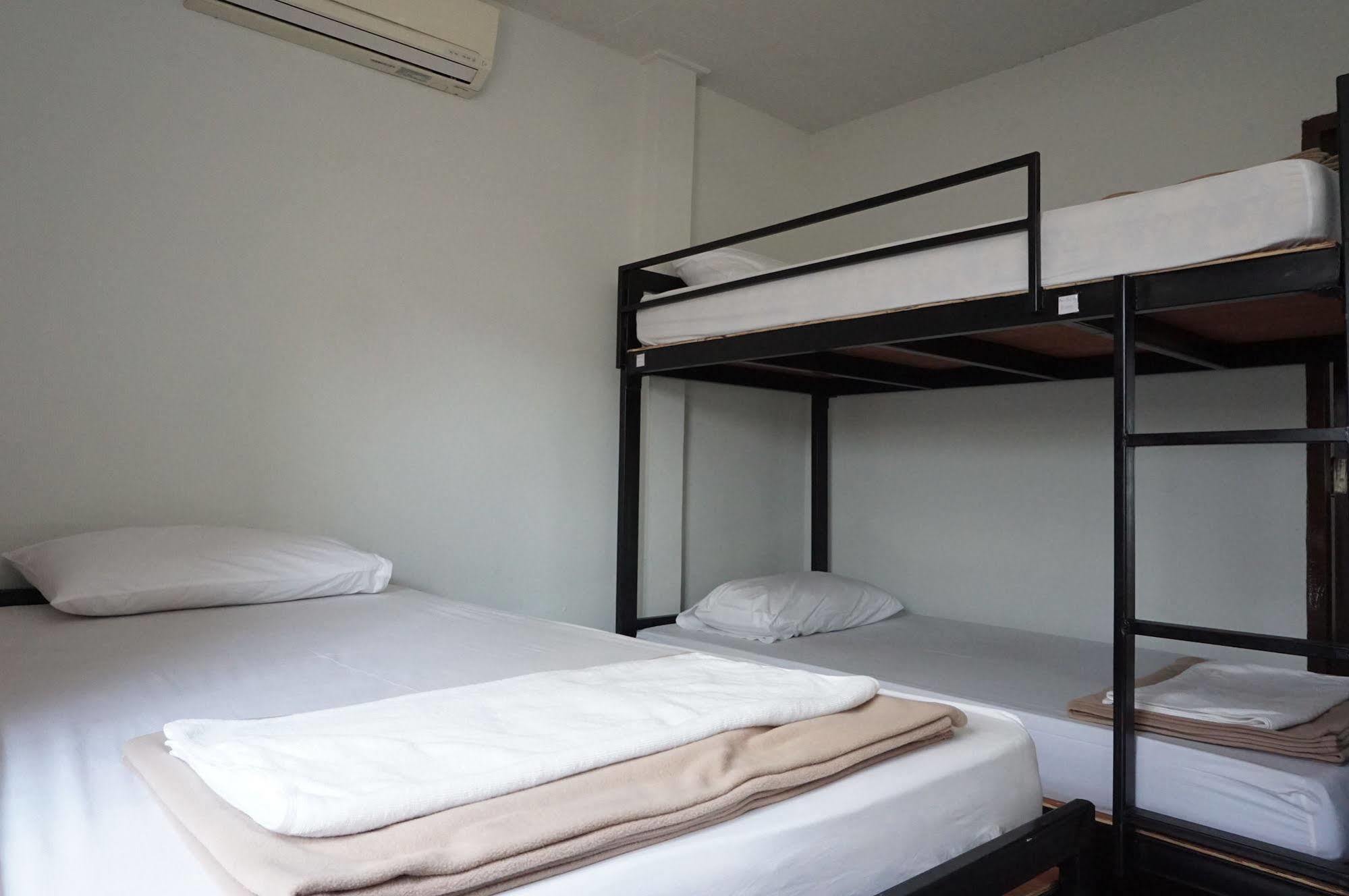 Baan Park Raak Backpacker Hostel Чиангмай Экстерьер фото