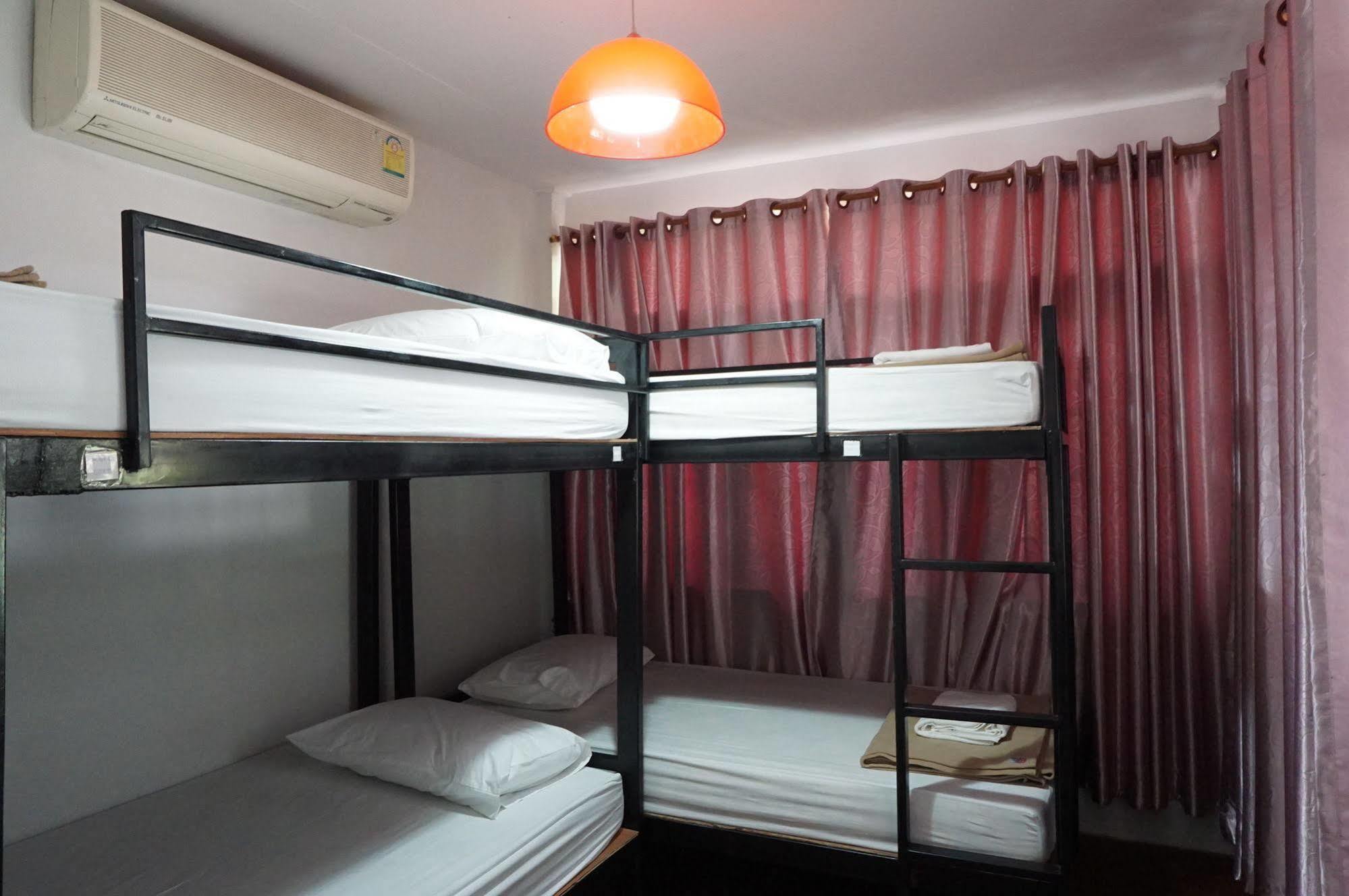 Baan Park Raak Backpacker Hostel Чиангмай Экстерьер фото